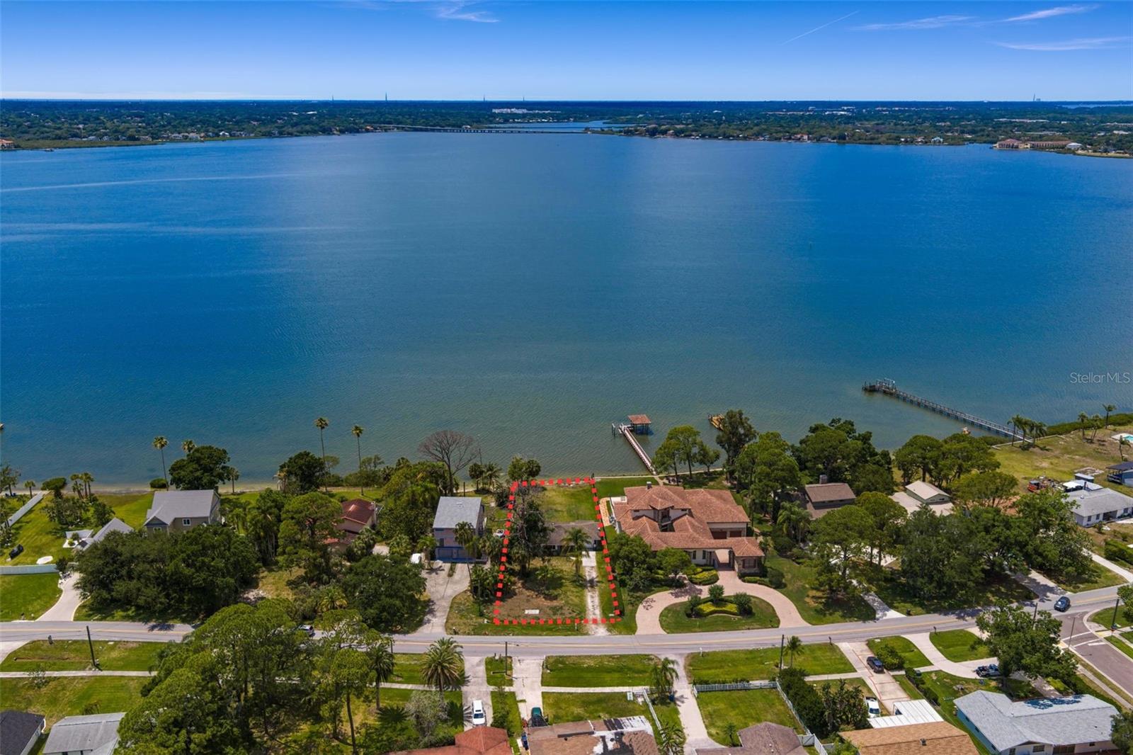 506 SHORE DR E