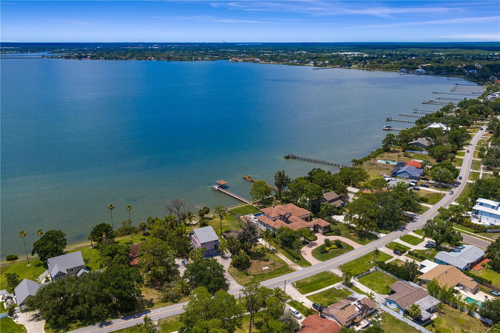 506 SHORE DR E