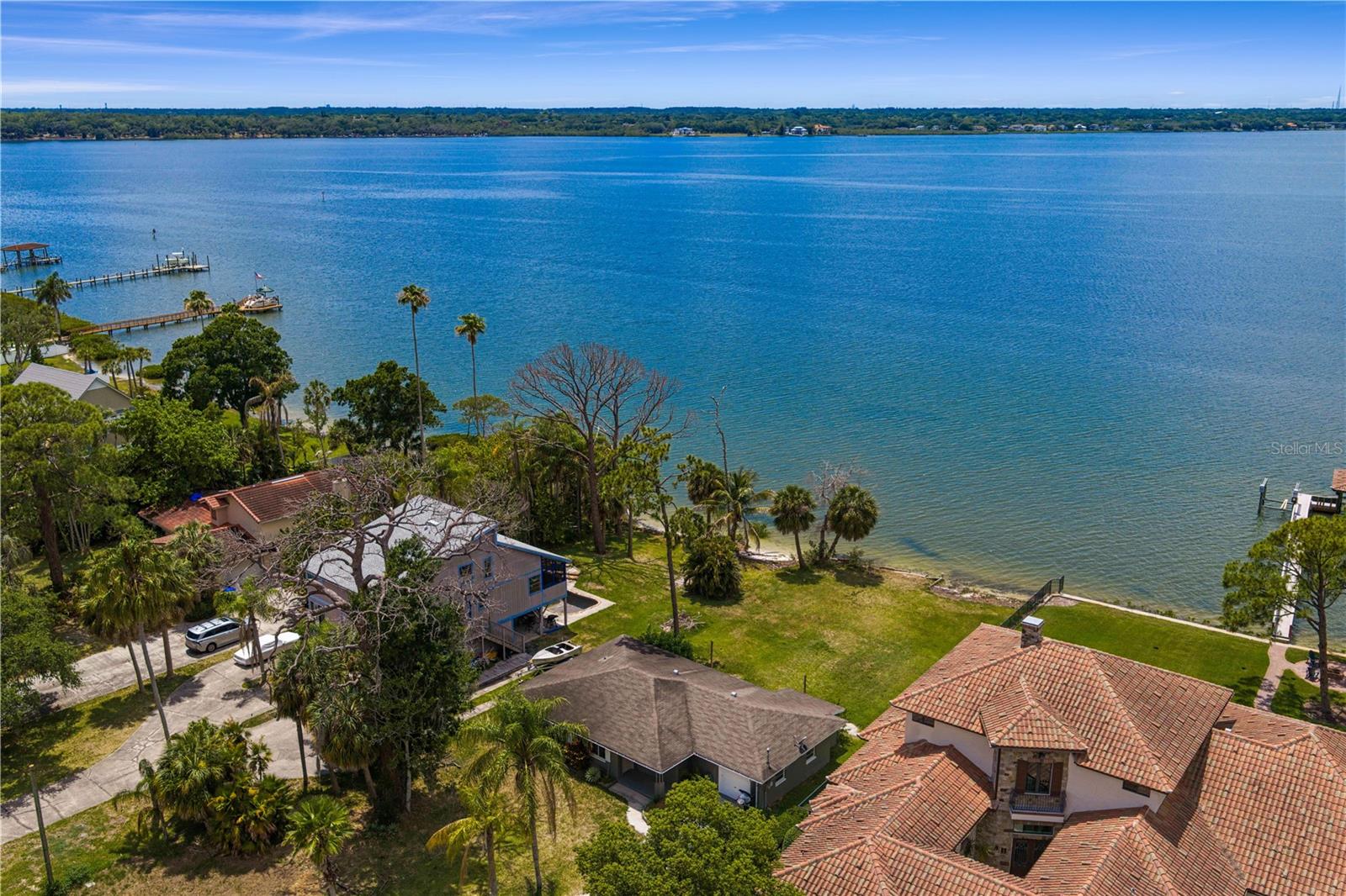 506 SHORE DR E