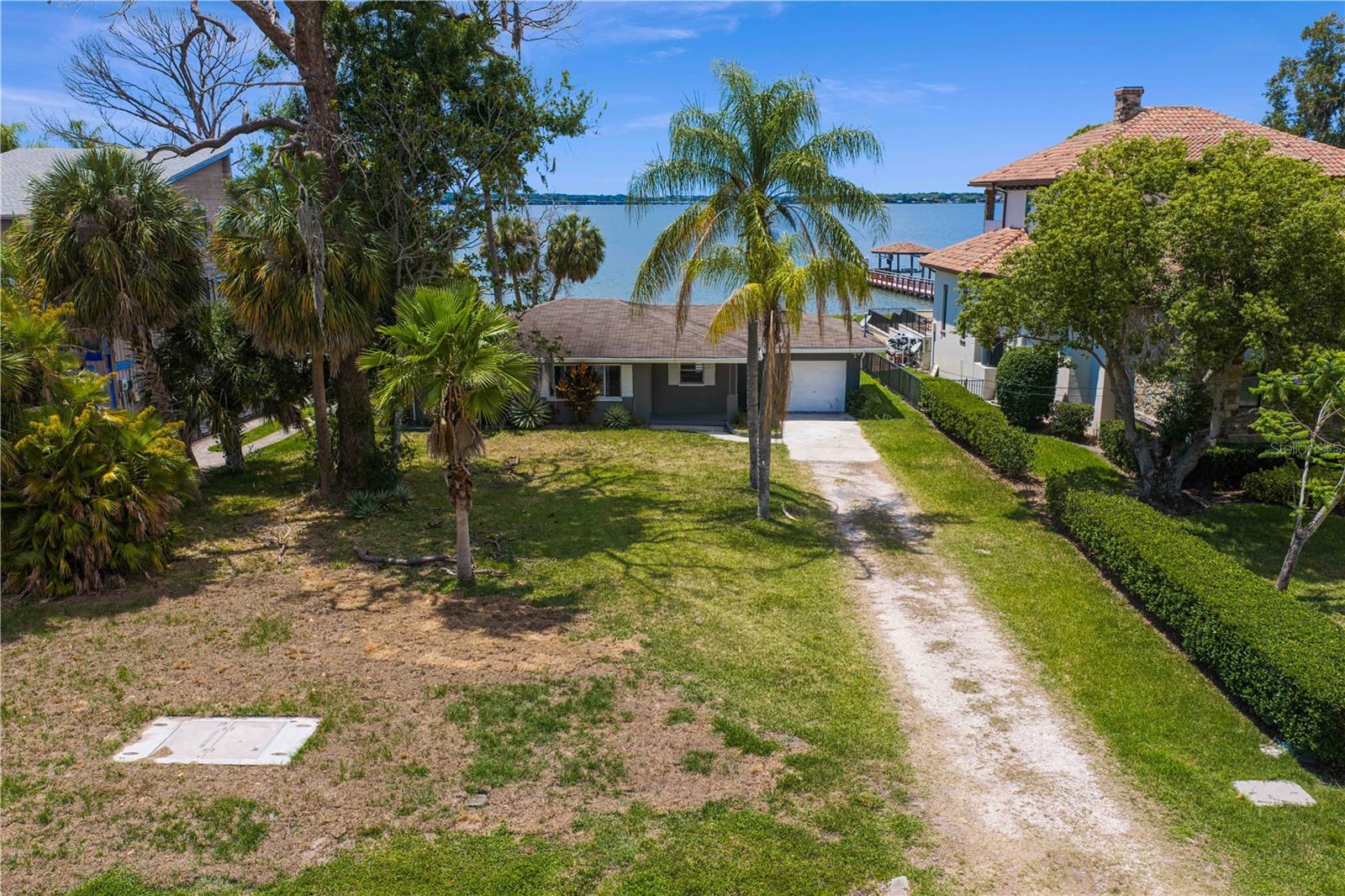 506 SHORE DR E