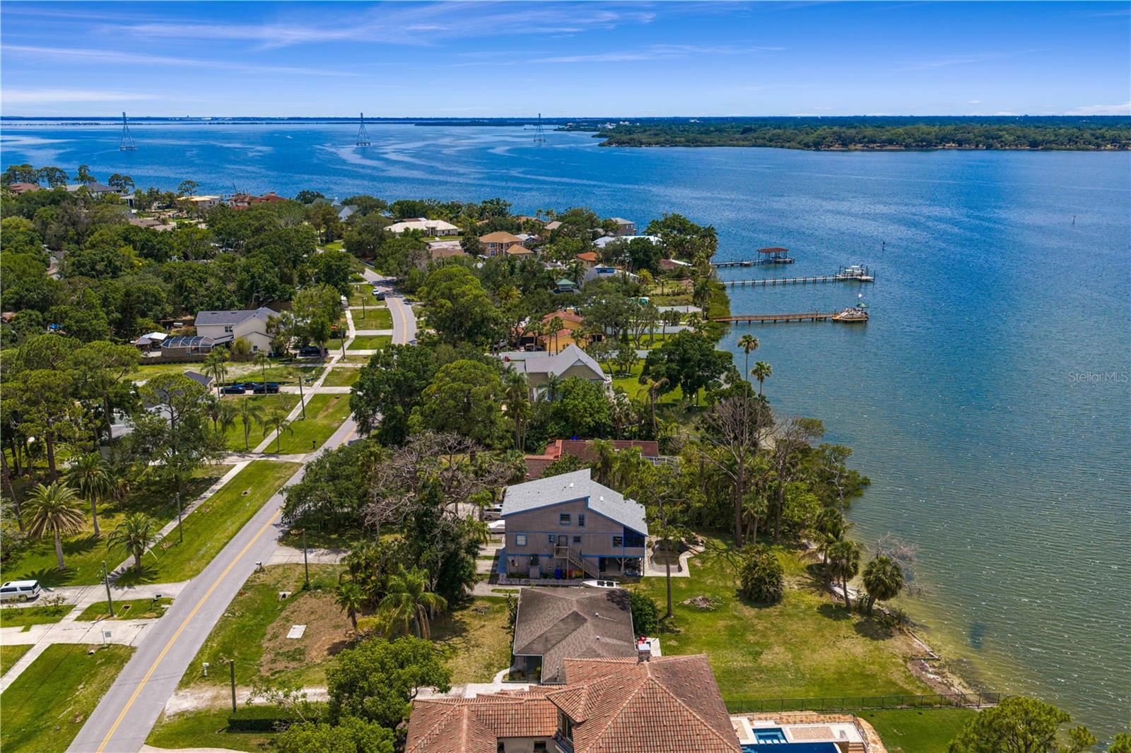 506 SHORE DR E