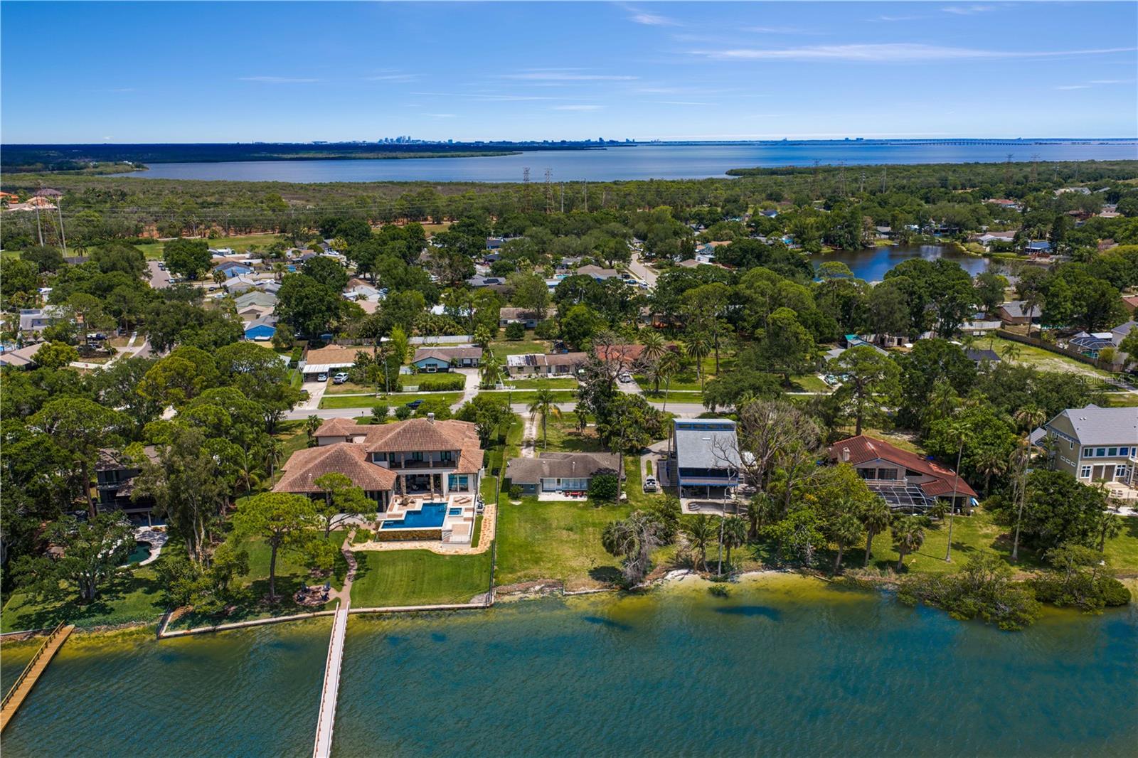 506 SHORE DR E