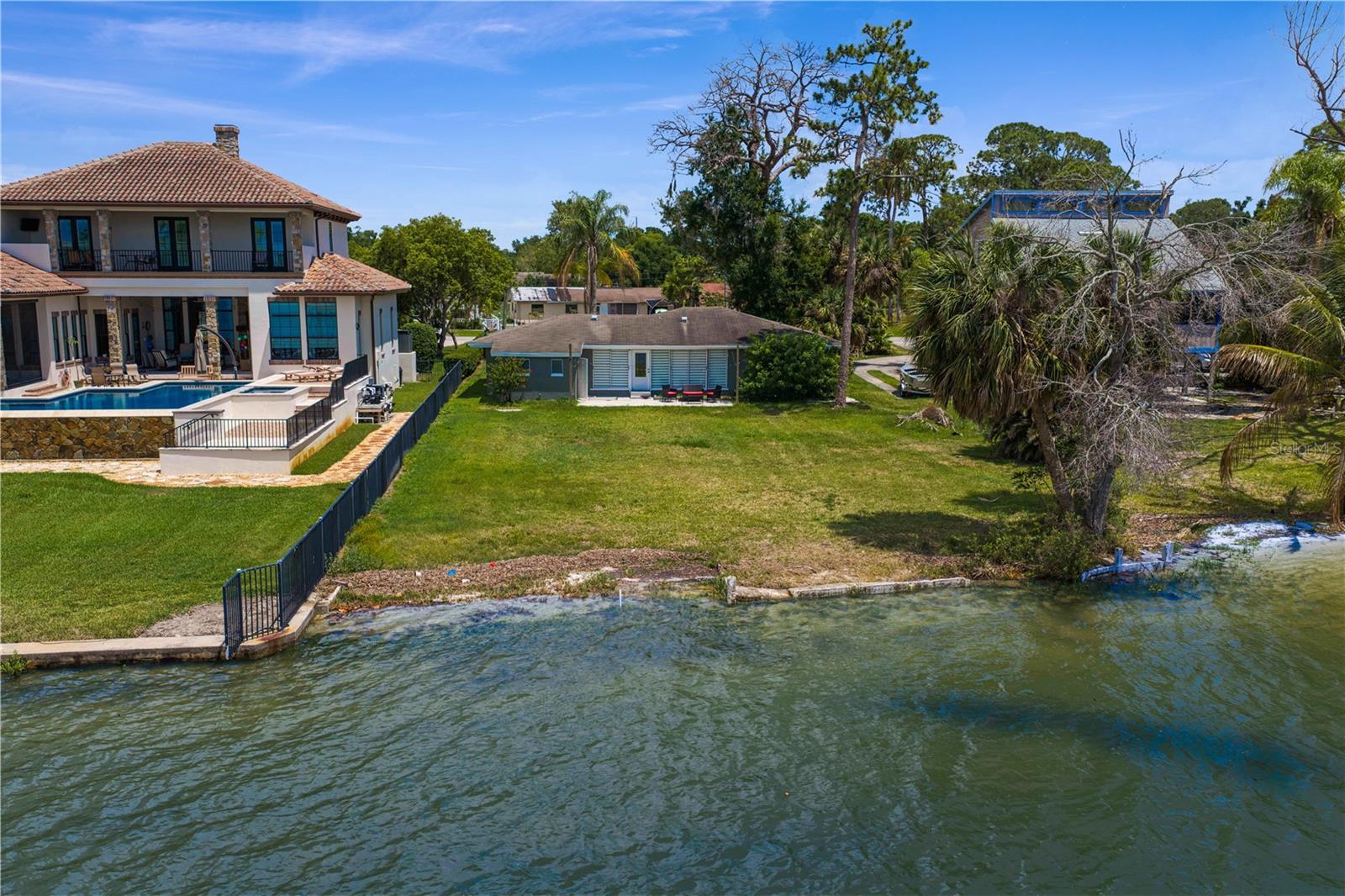 506 SHORE DR E