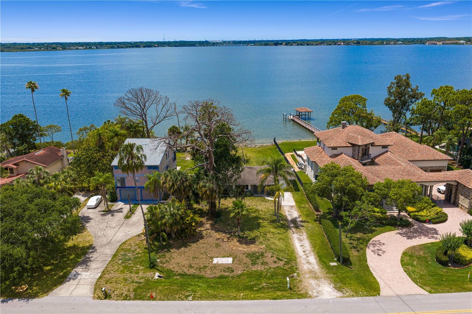 506 SHORE DR E