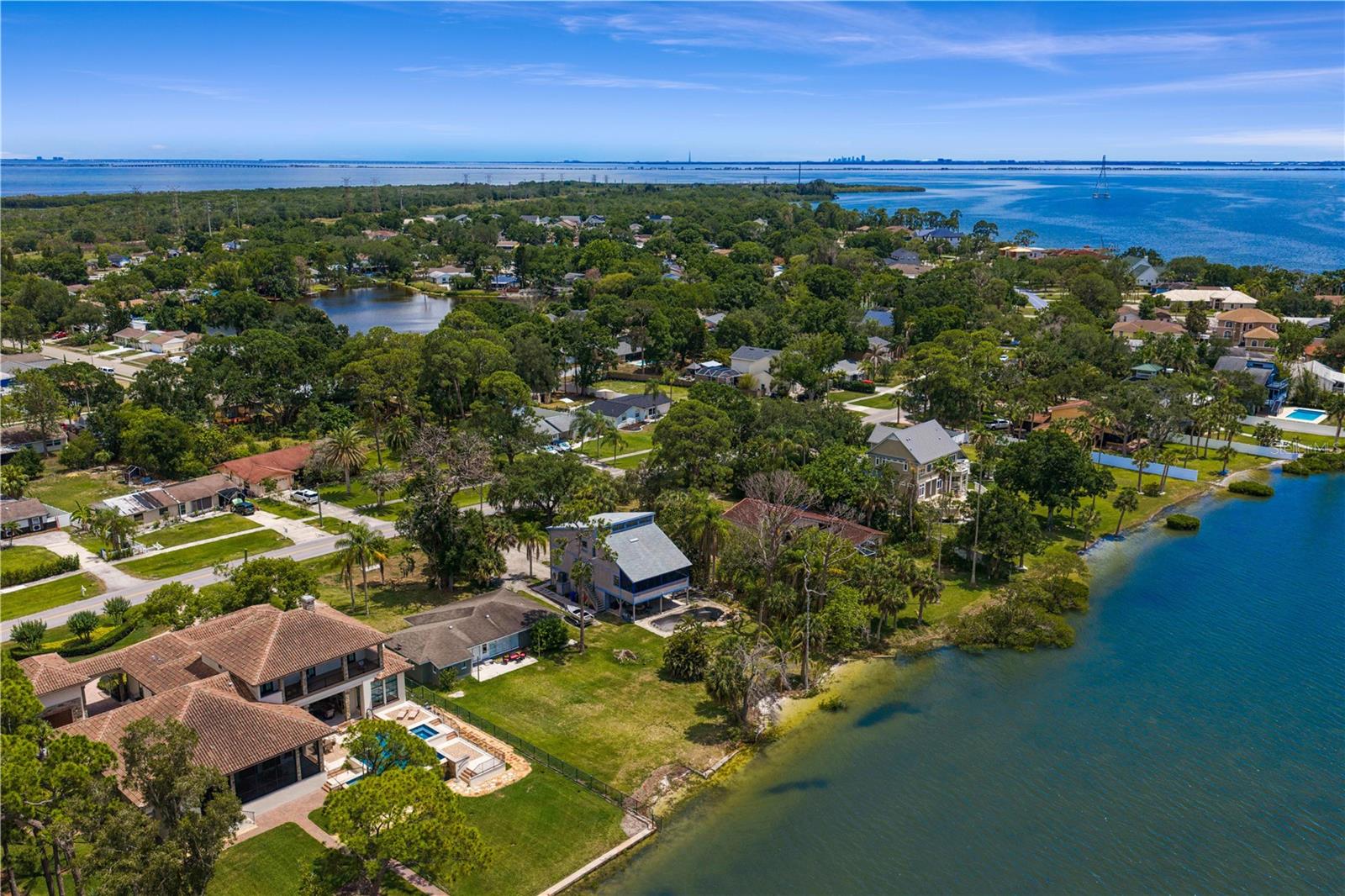 506 SHORE DR E