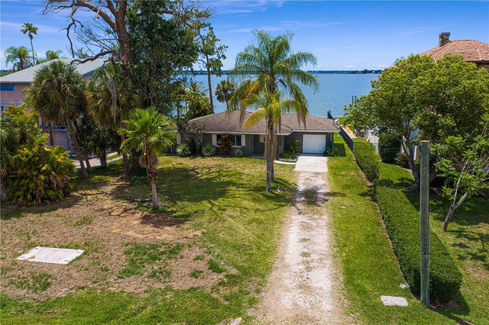 506 SHORE DR E