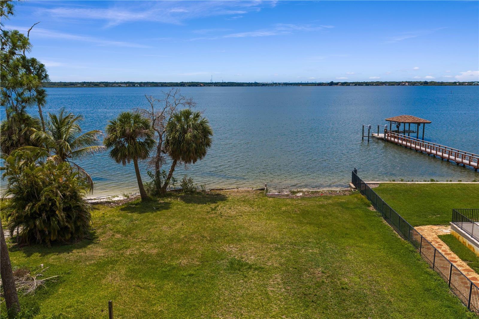 506 SHORE DR E