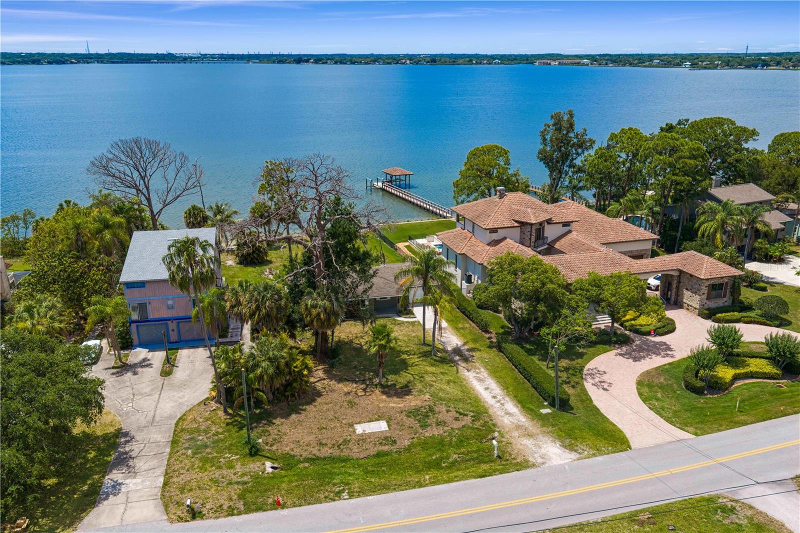 506 SHORE DR E