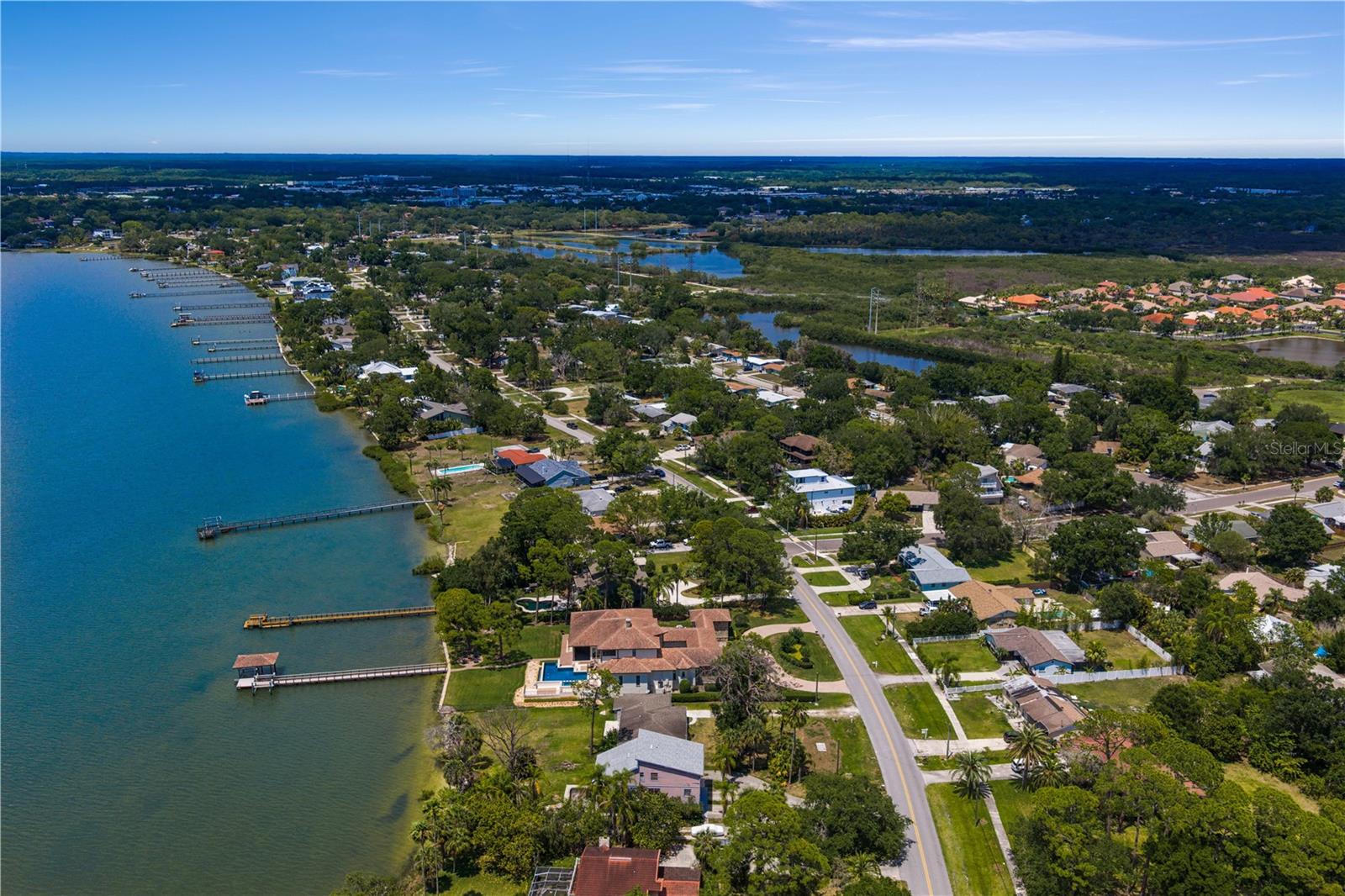 506 SHORE DR E