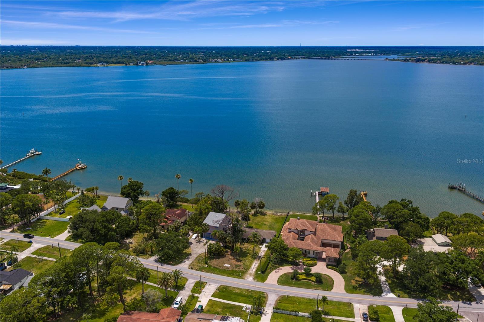 506 SHORE DR E