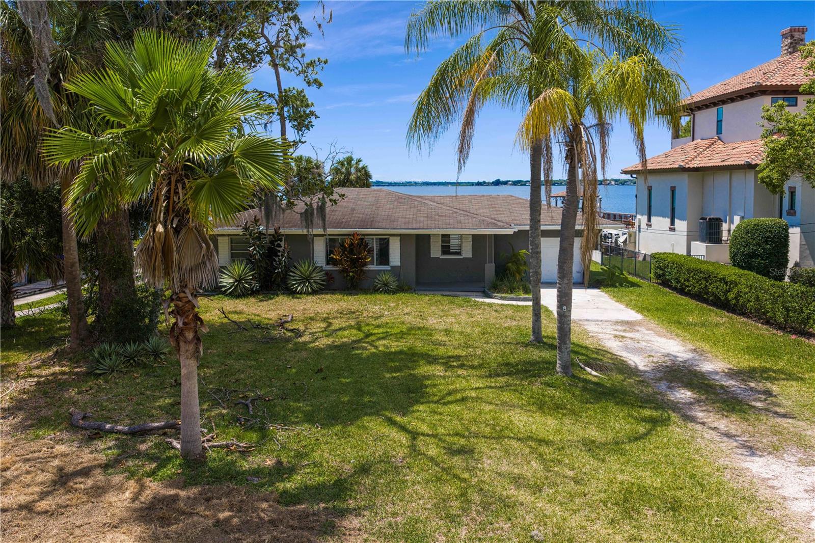 506 SHORE DR E