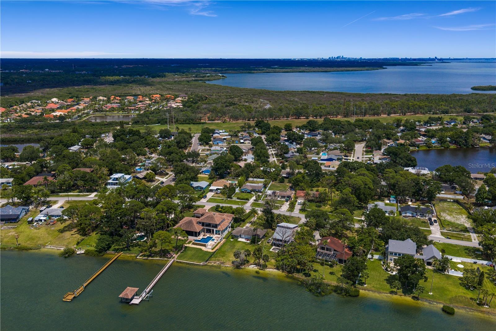 506 SHORE DR E