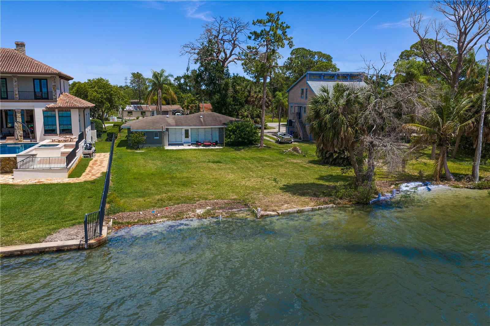 506 SHORE DR E
