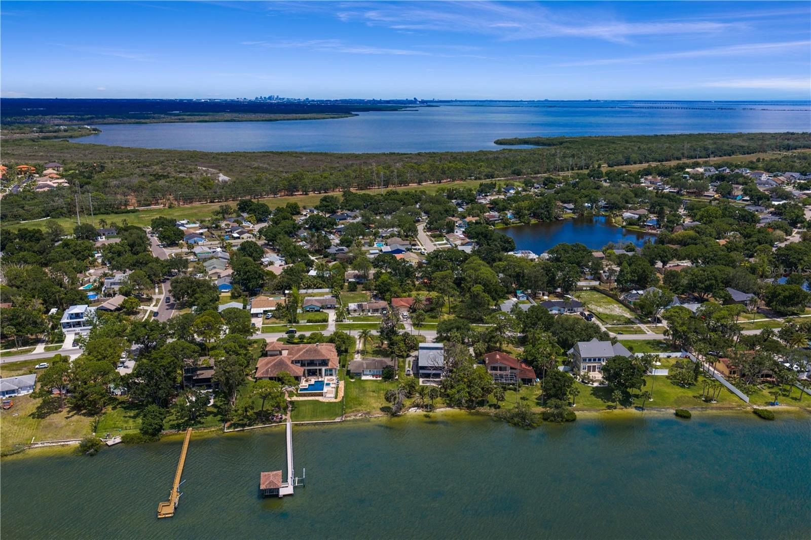 506 SHORE DR E