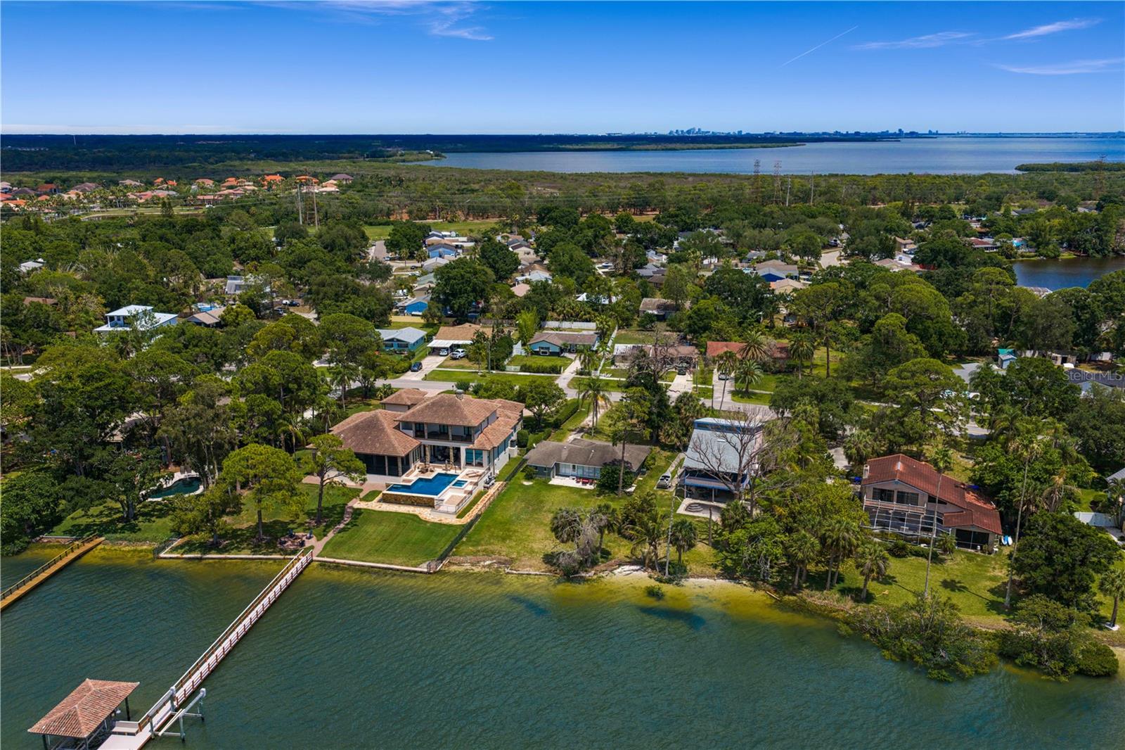 506 SHORE DR E