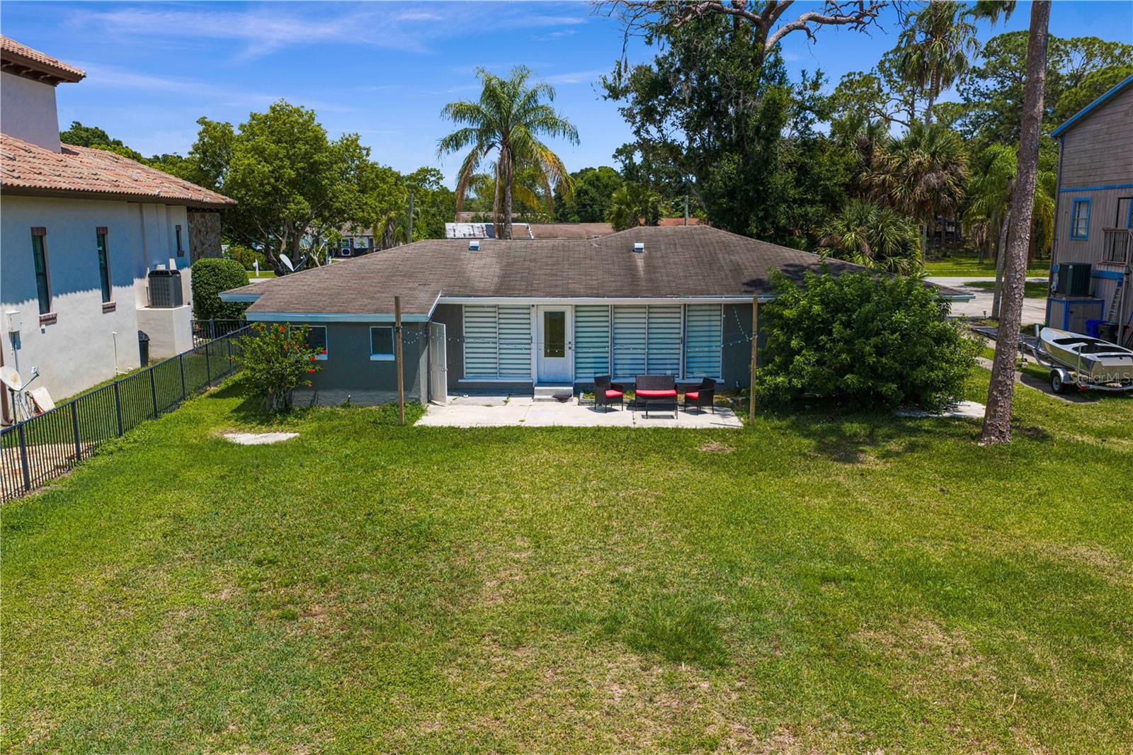 506 SHORE DR E