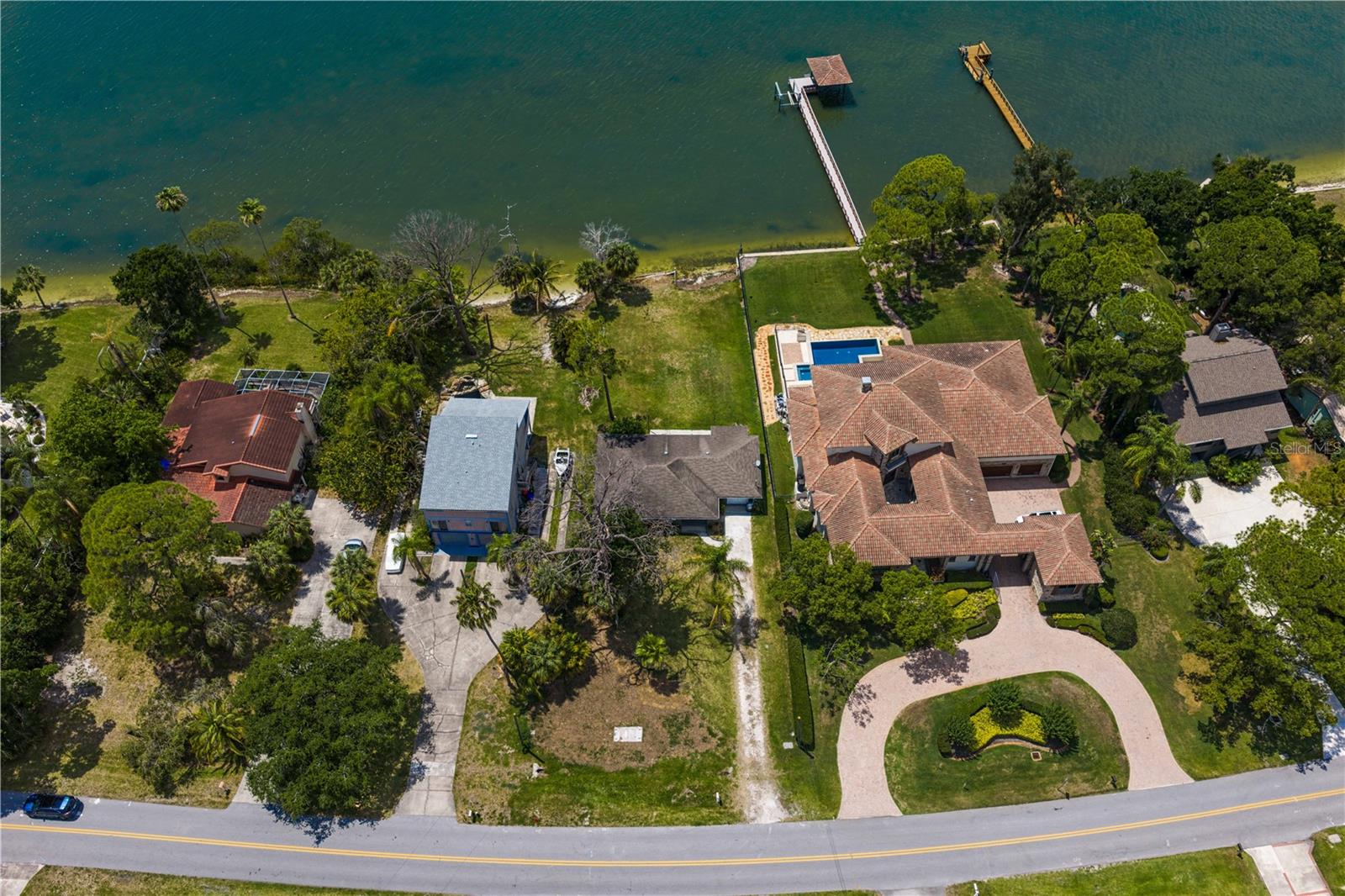 506 SHORE DR E