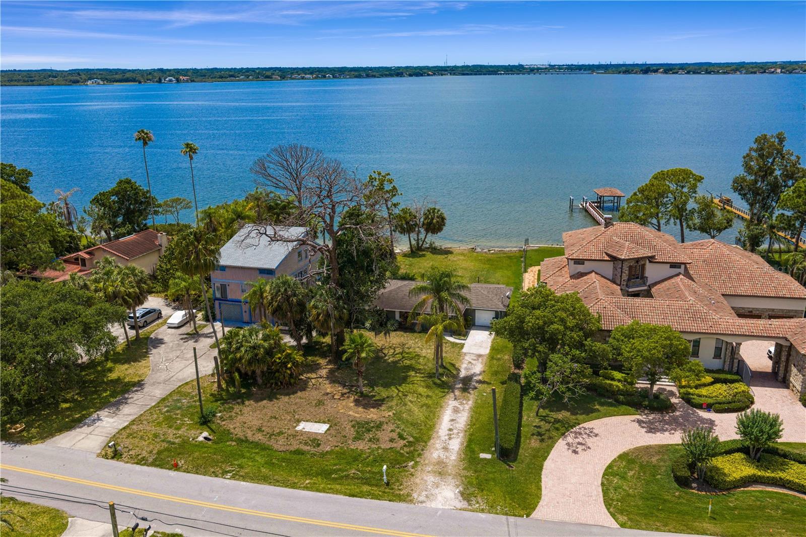 506 SHORE DR E