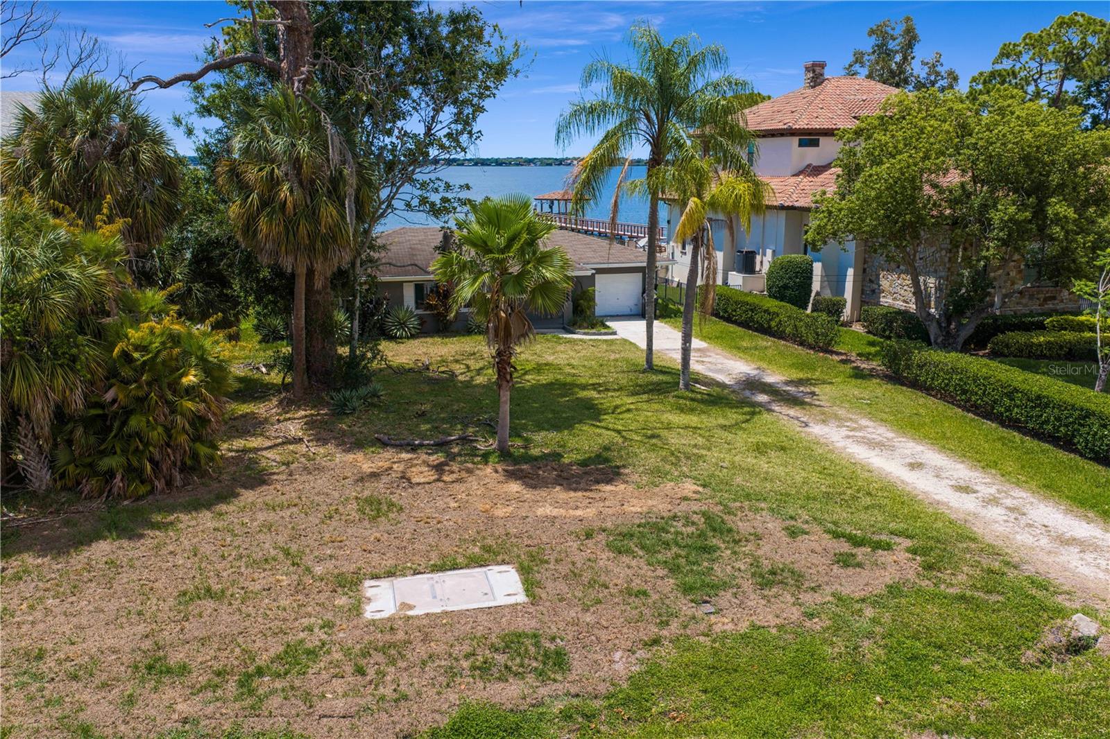 506 SHORE DR E