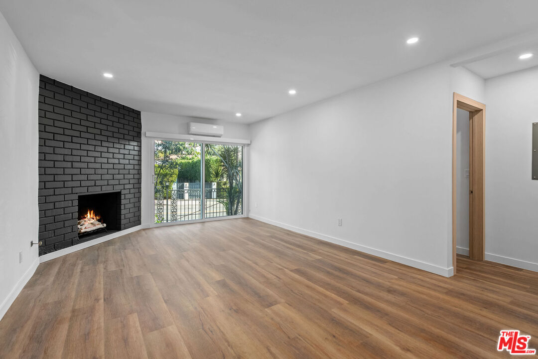 2447 N Beachwood Dr Unit: 5