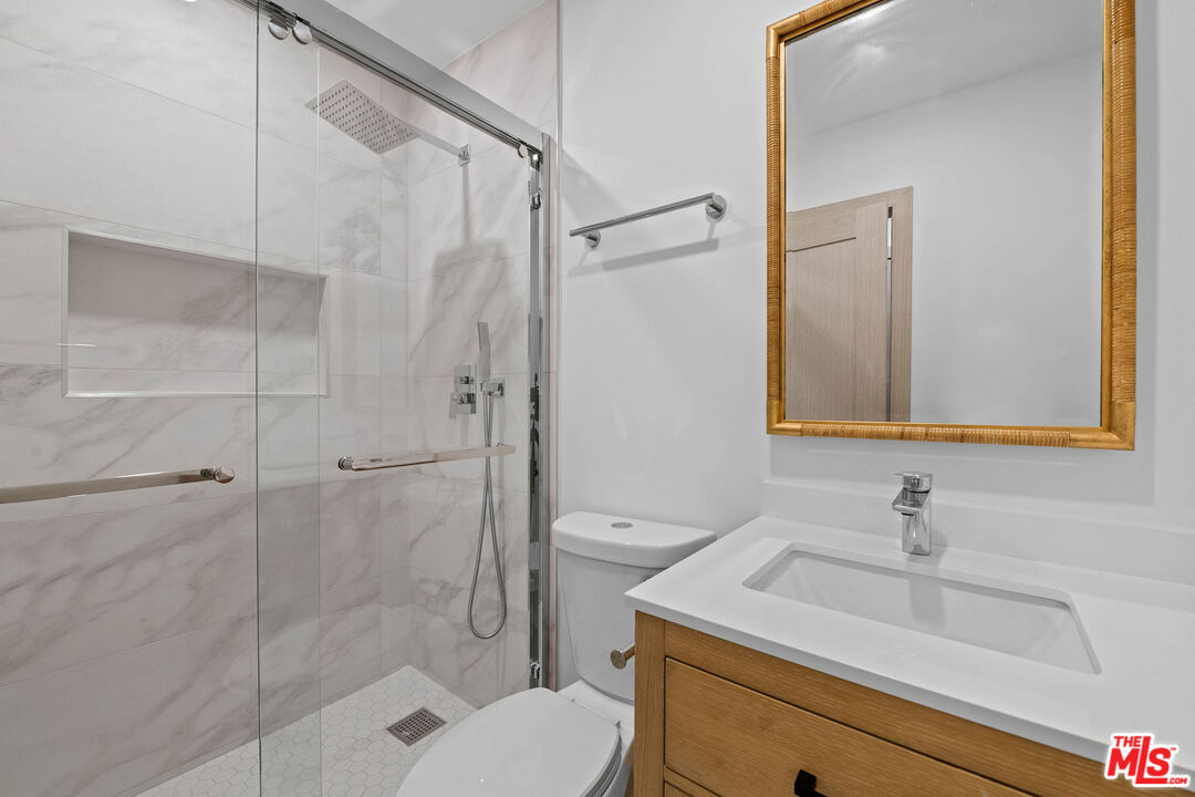 2447 N Beachwood Dr Unit: 5