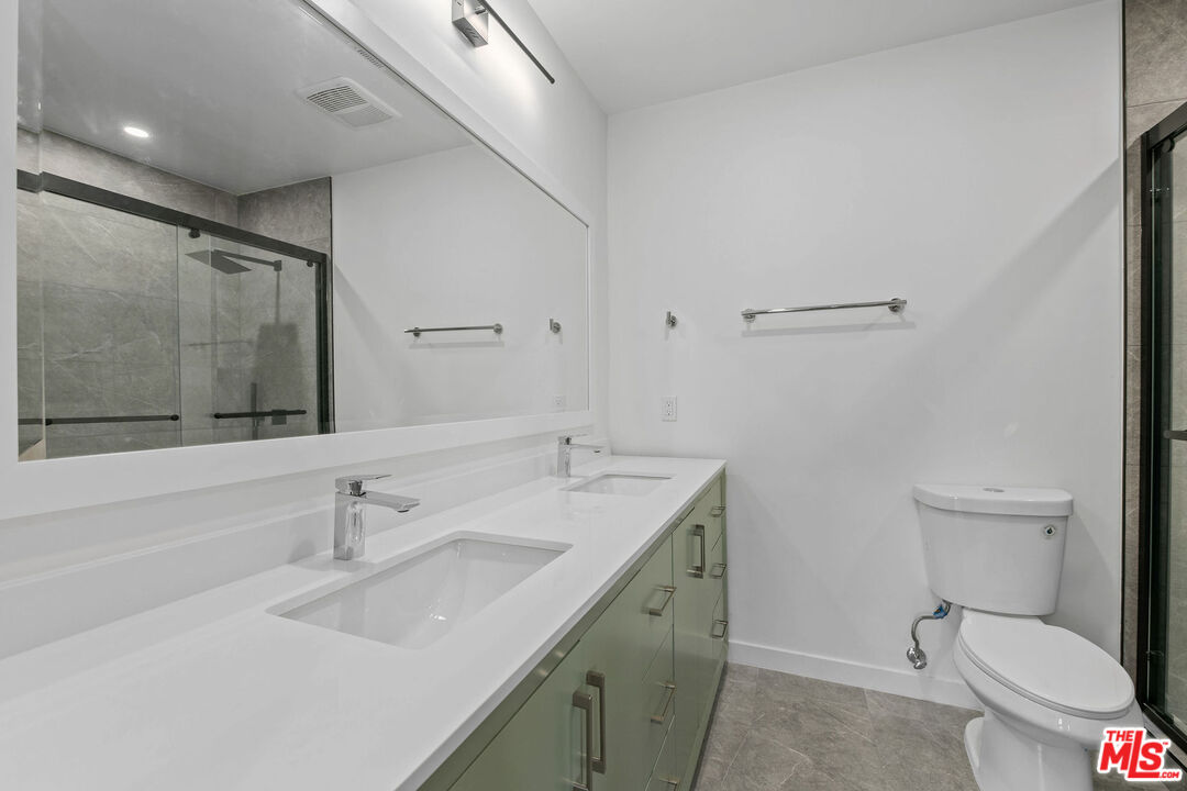 2447 N Beachwood Dr Unit: 5