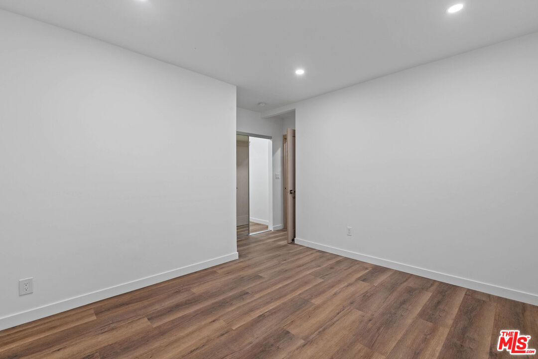 2447 N Beachwood Dr Unit: 5