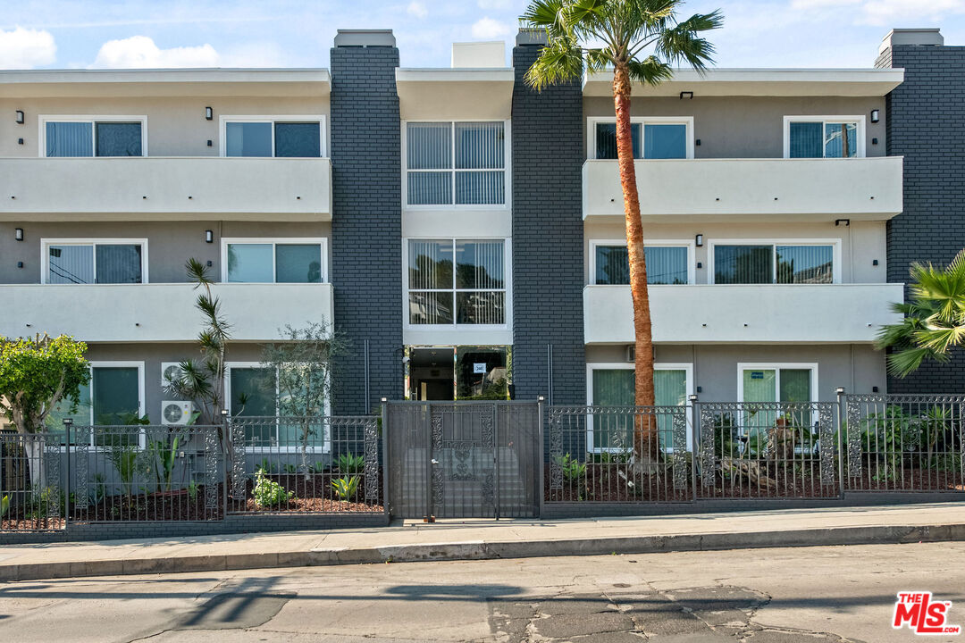 2447 N Beachwood Dr Unit: 5