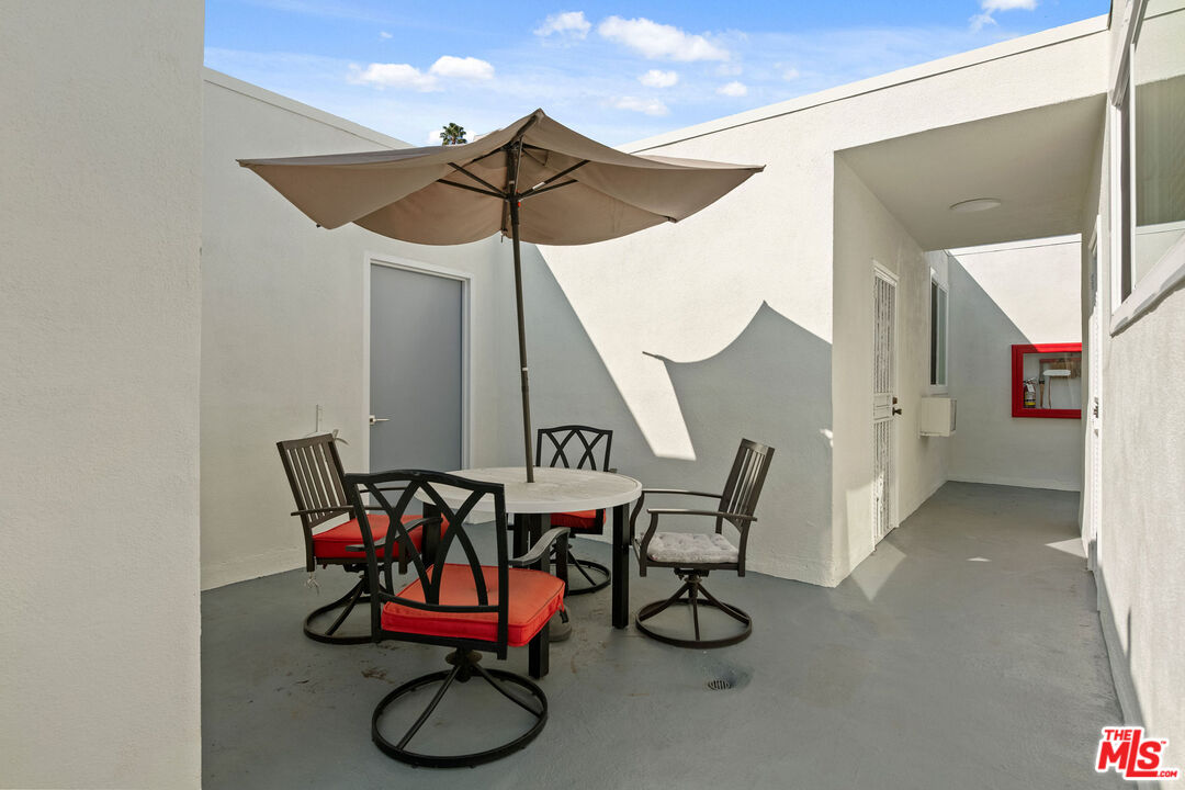 2447 N Beachwood Dr Unit: 5