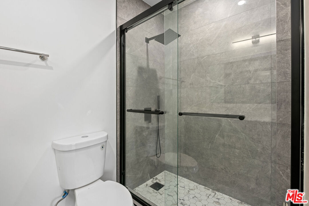 2447 N Beachwood Dr Unit: 5