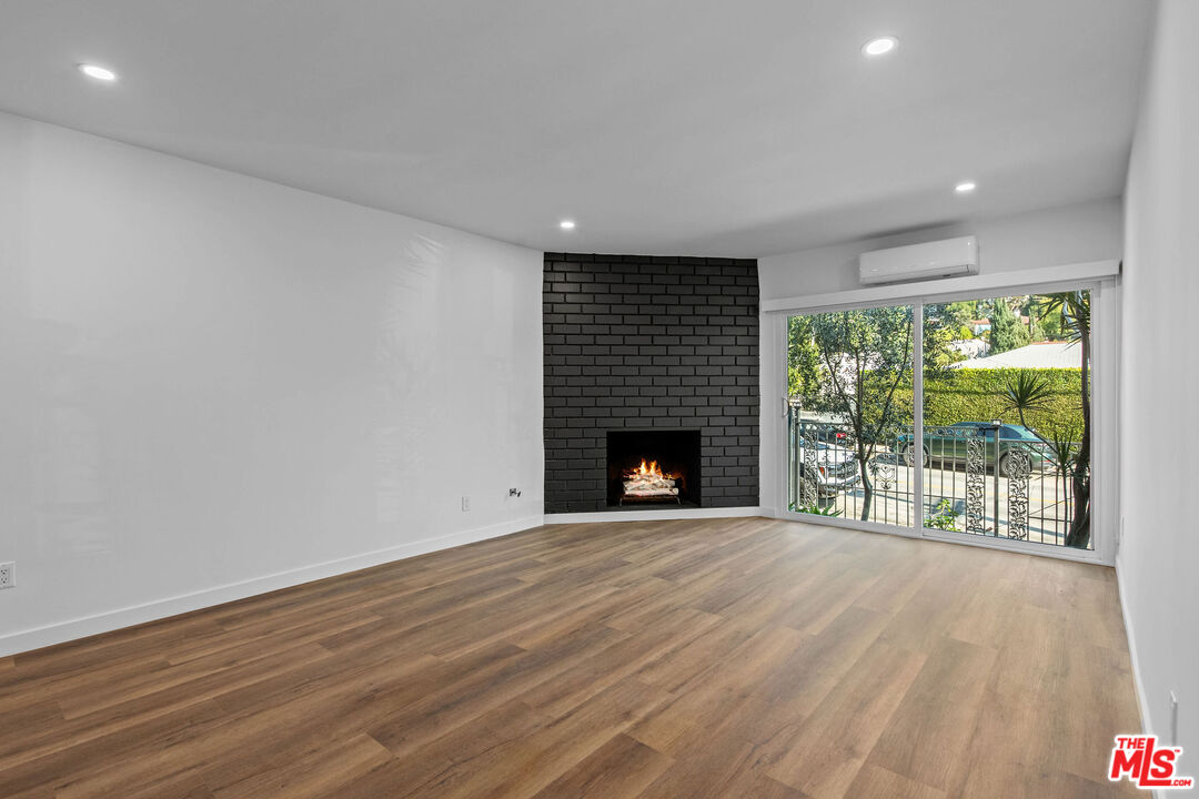 2447 N Beachwood Dr Unit: 5