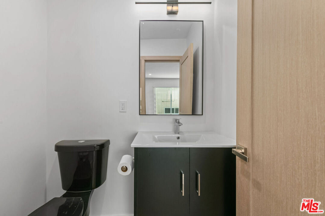 2447 N Beachwood Dr Unit: 5