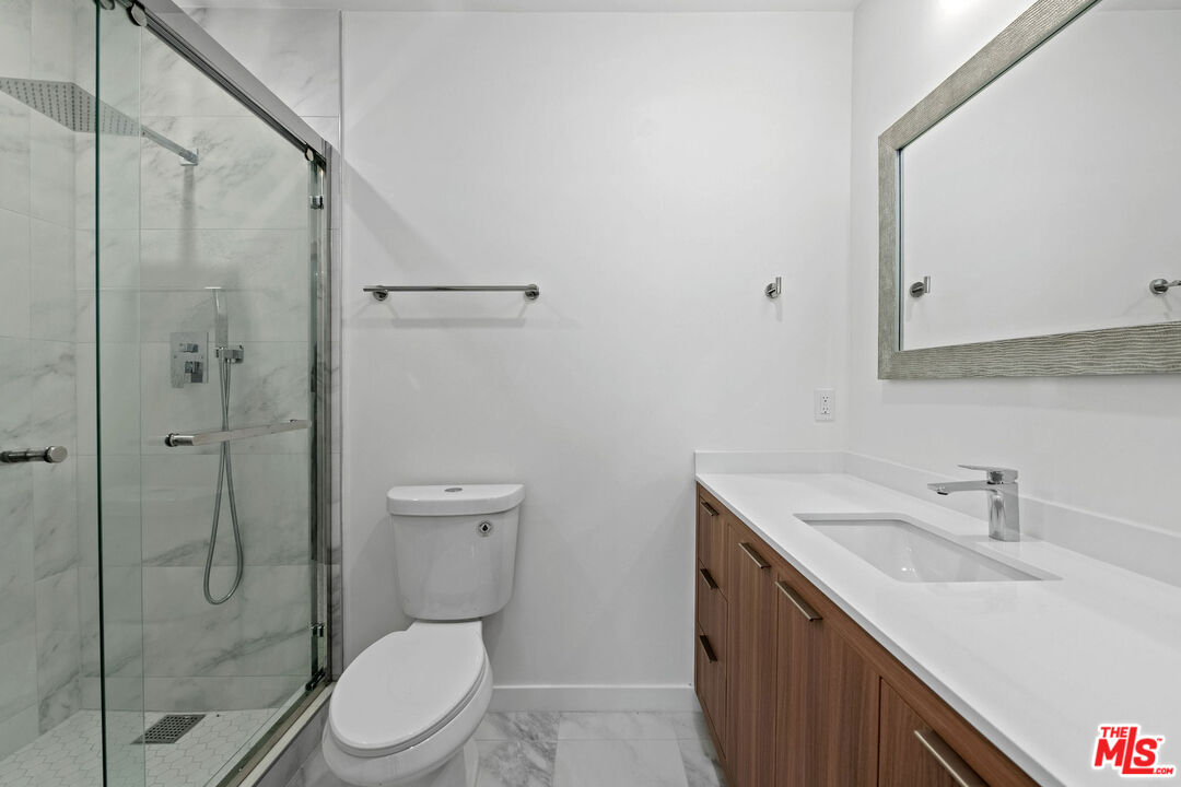 2447 N Beachwood Dr Unit: 5