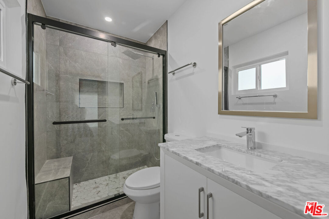 2447 N Beachwood Dr Unit: 5