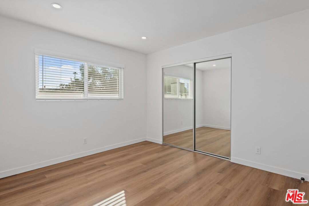 2447 N Beachwood Dr Unit: 5