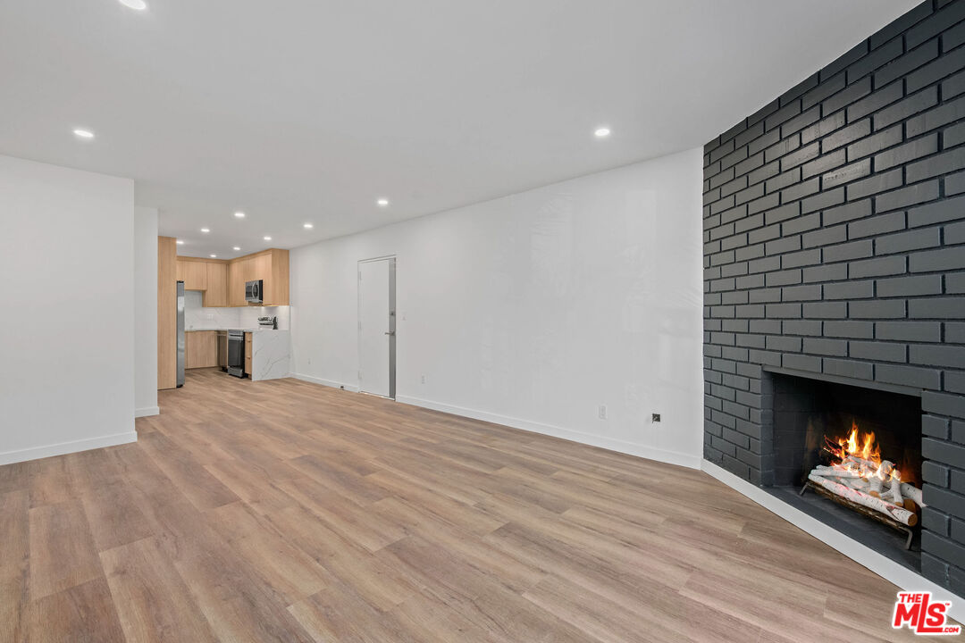 2447 N Beachwood Dr Unit: 5