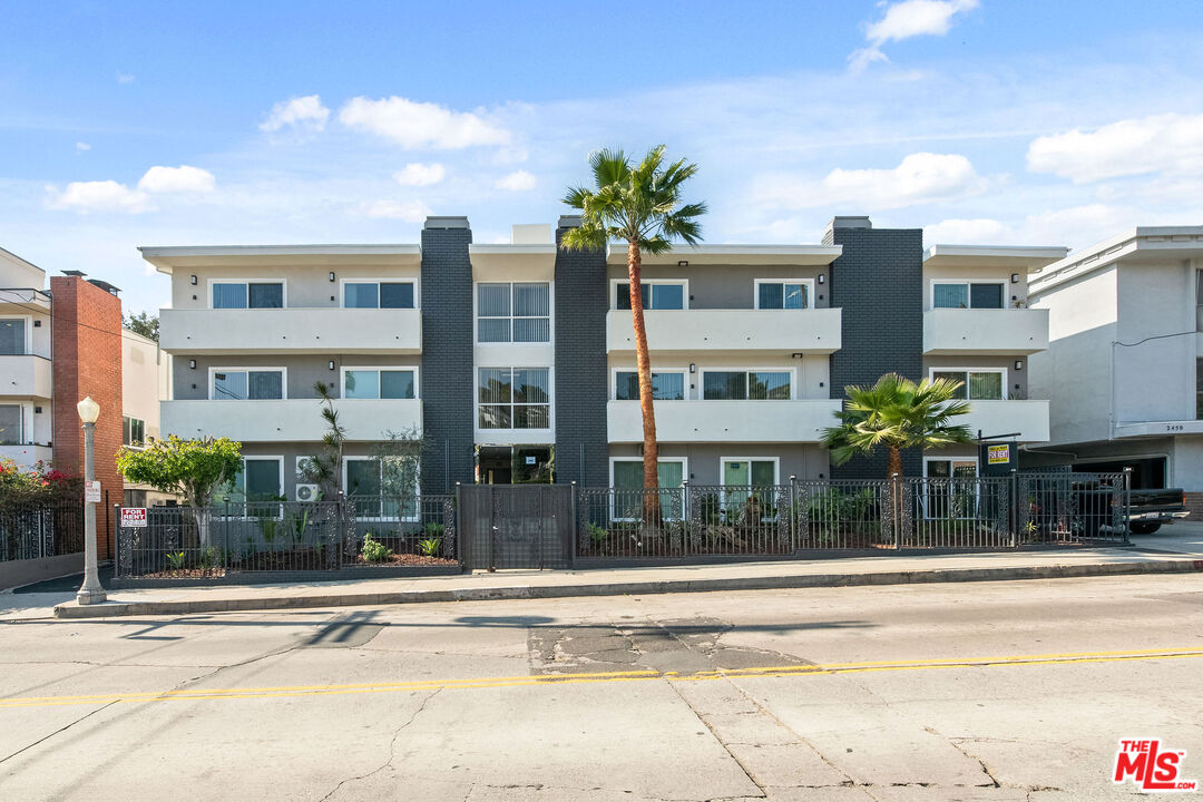 2447 N Beachwood Dr Unit: 2