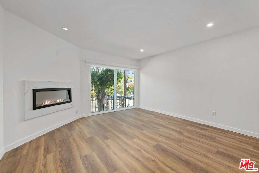 2447 N Beachwood Dr Unit: 1