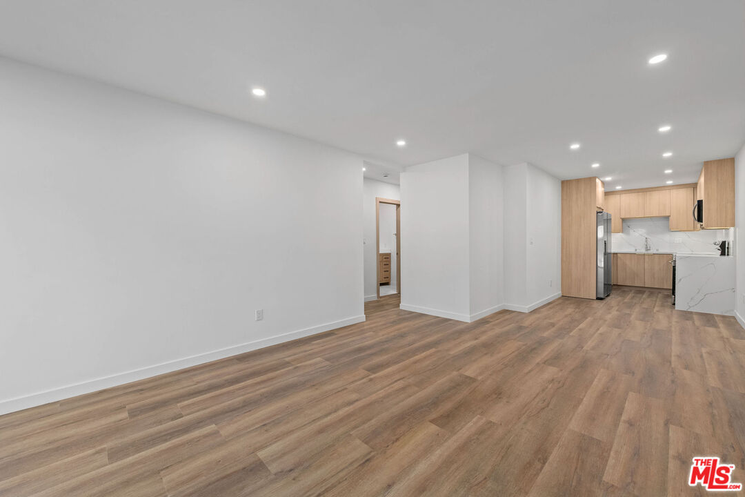 2447 N Beachwood Dr Unit: 1