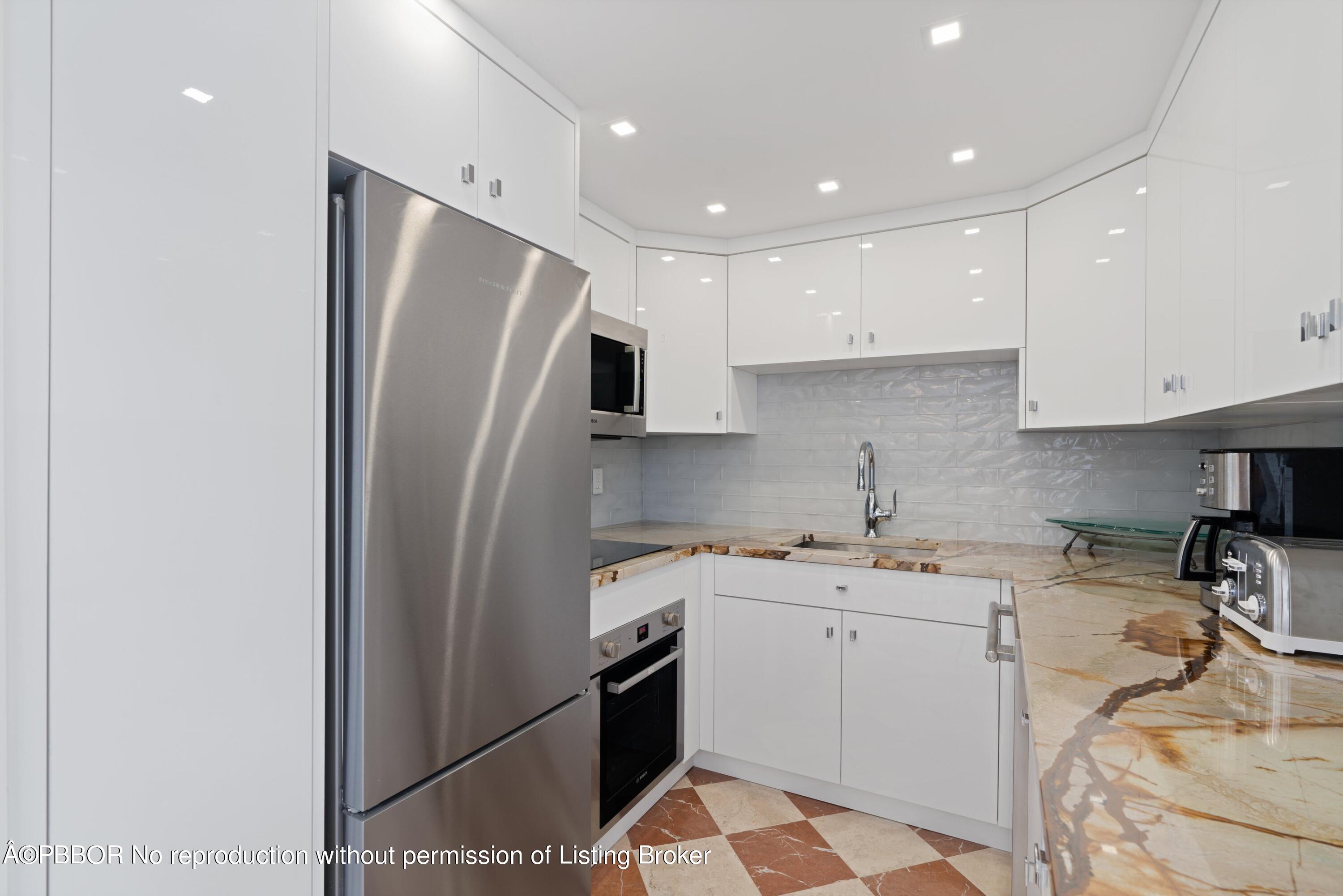 401 Peruvian Avenue, 302