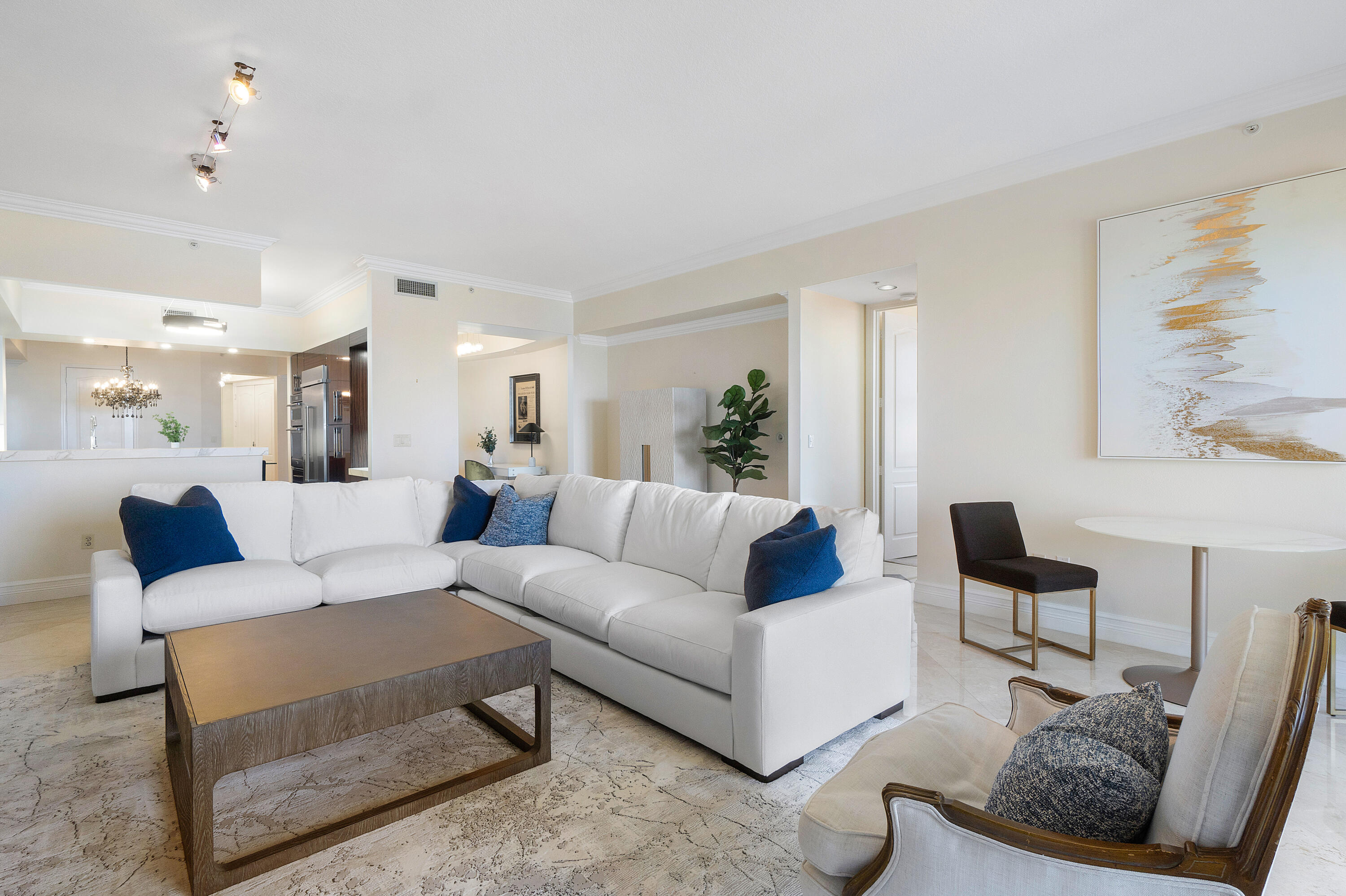 201 S Narcissus Avenue 605