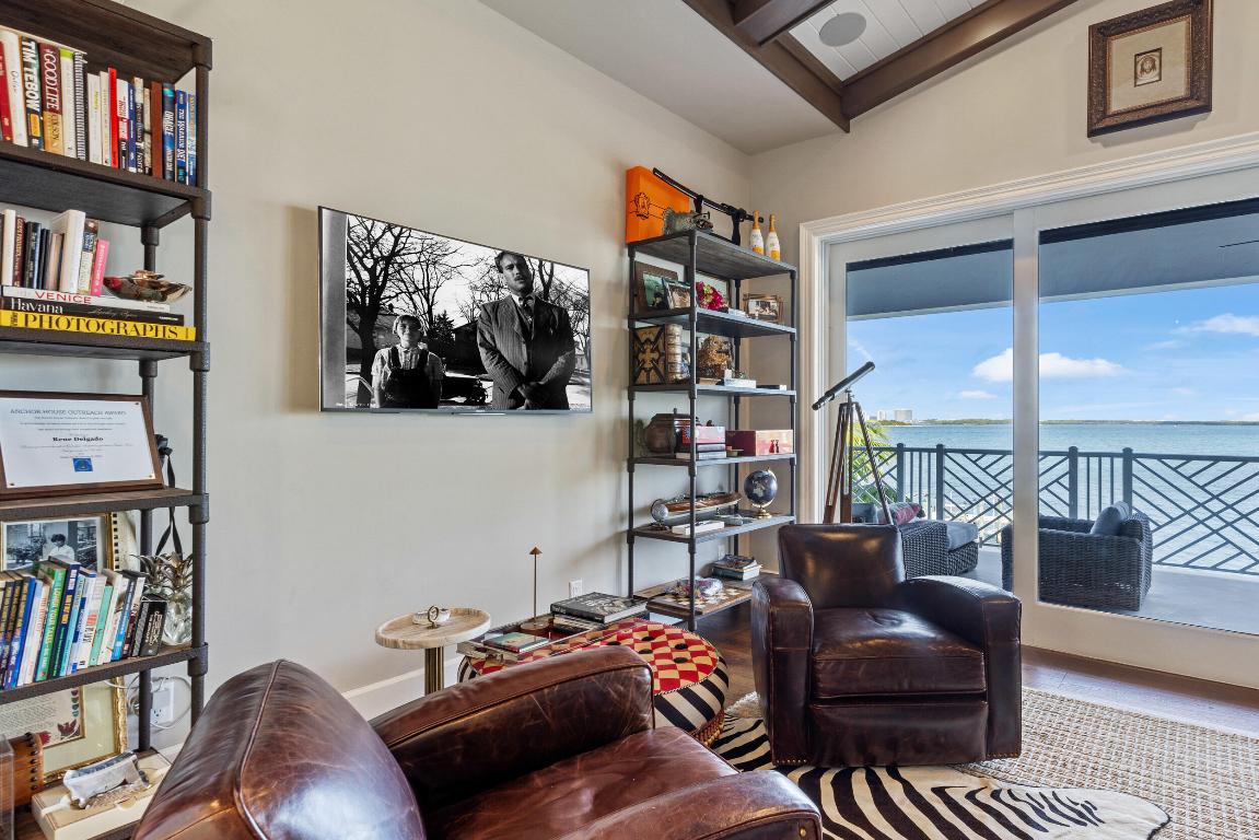 1030 Pine Point Road