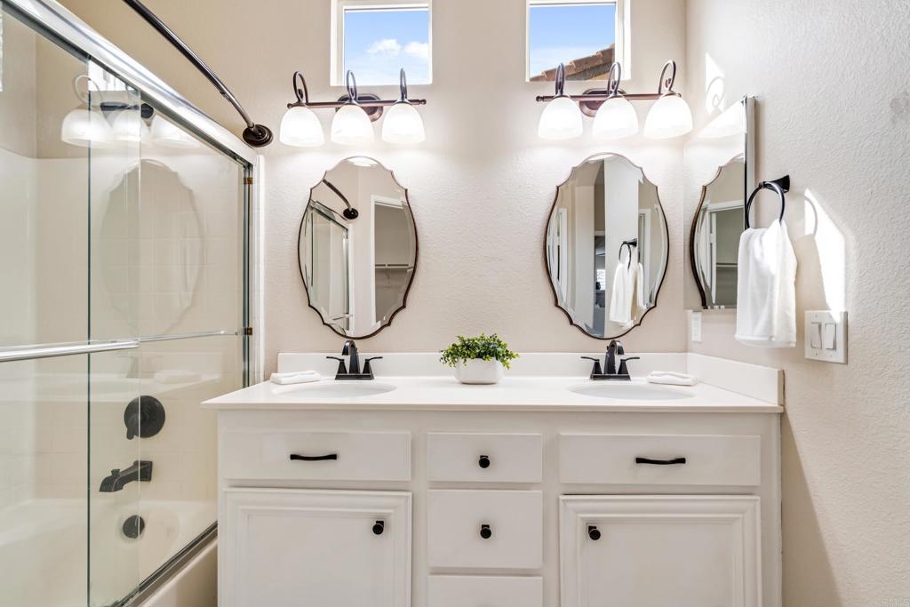 6349 Avenida de las Vistas 1