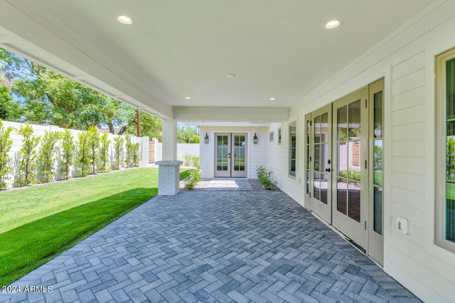 4048 E COOLIDGE Street