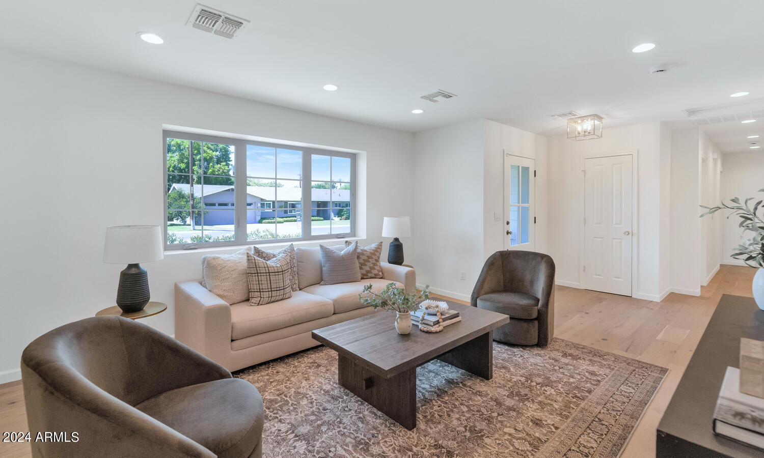 4048 E COOLIDGE Street