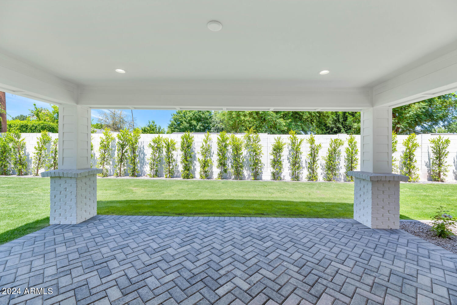 4048 E COOLIDGE Street