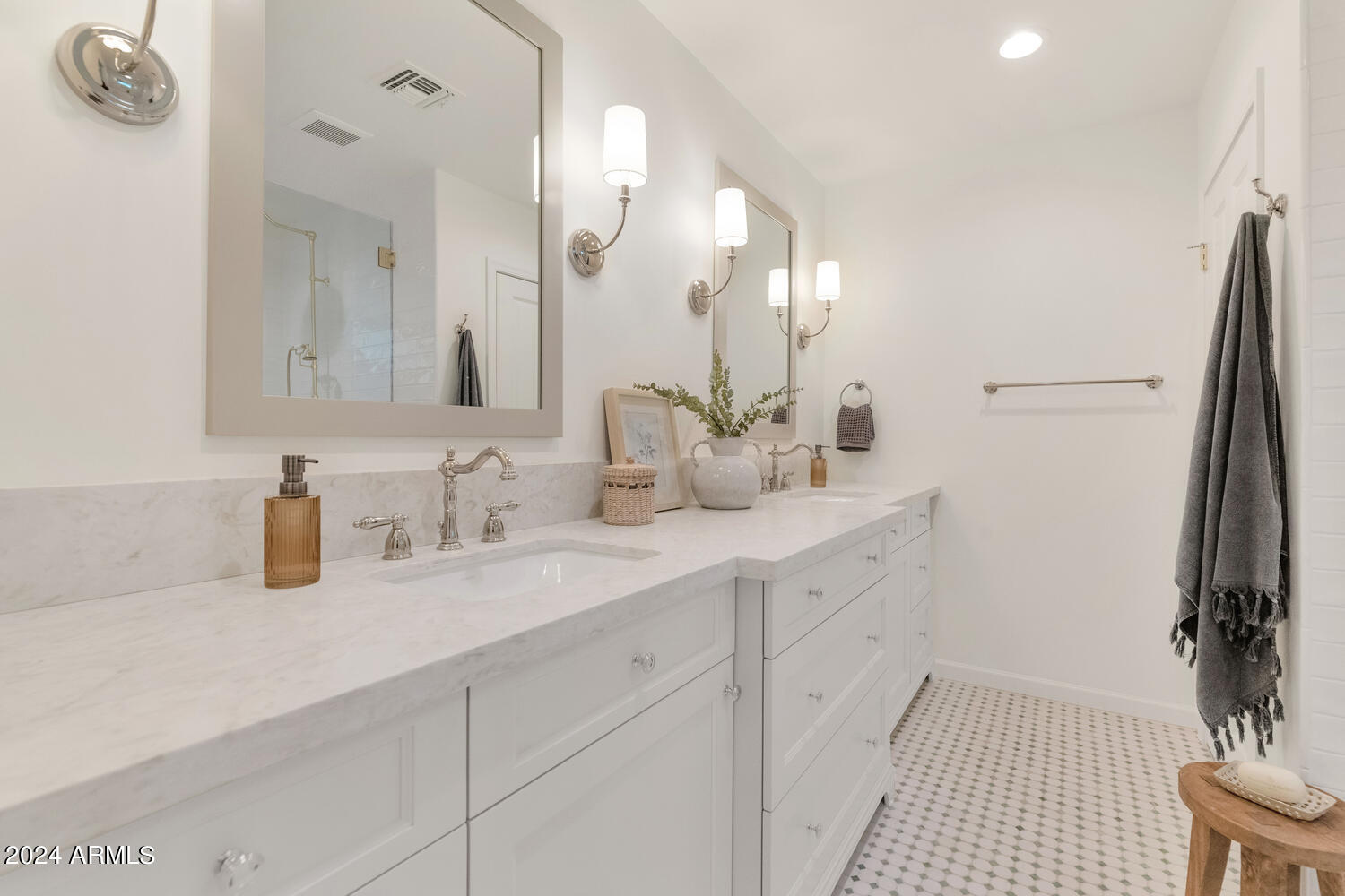 4048 E COOLIDGE Street