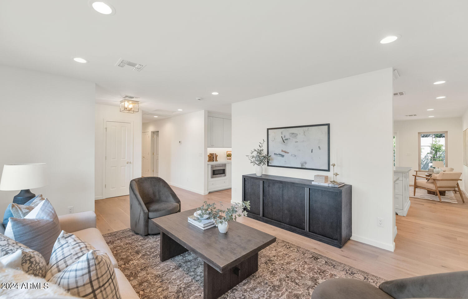 4048 E COOLIDGE Street