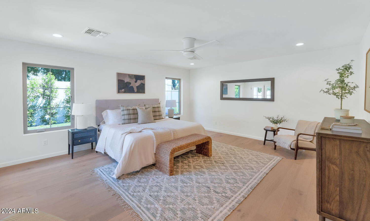 4048 E COOLIDGE Street