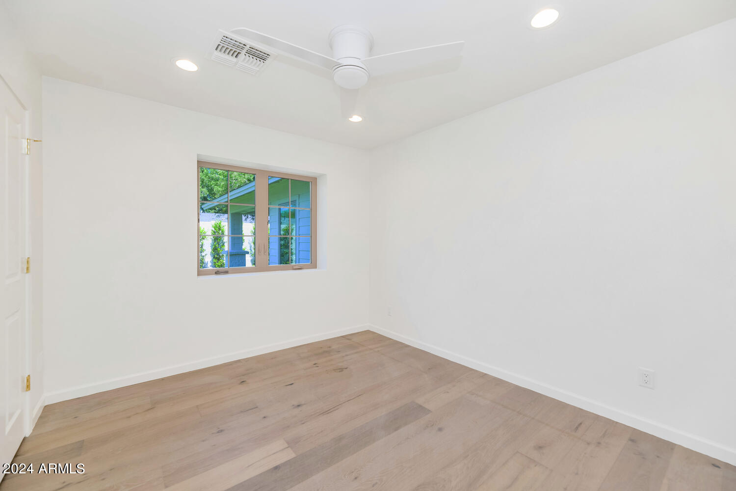 4048 E COOLIDGE Street